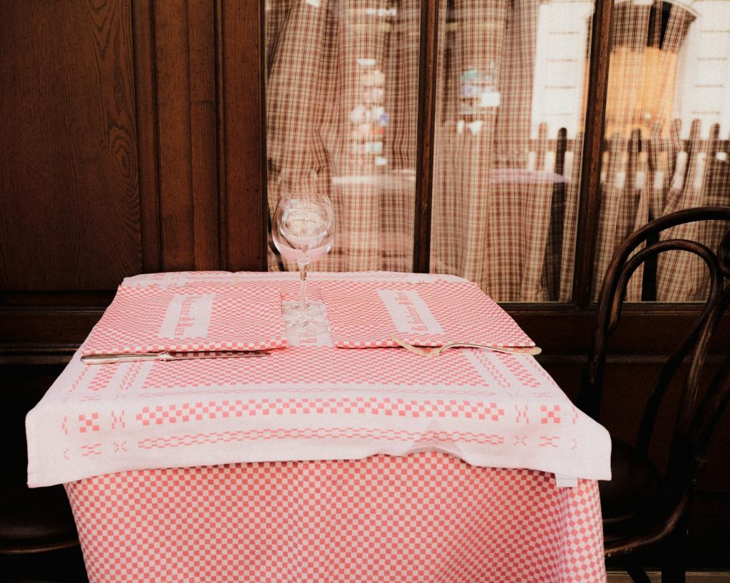 Dresser une table : Bien disposer la nappe